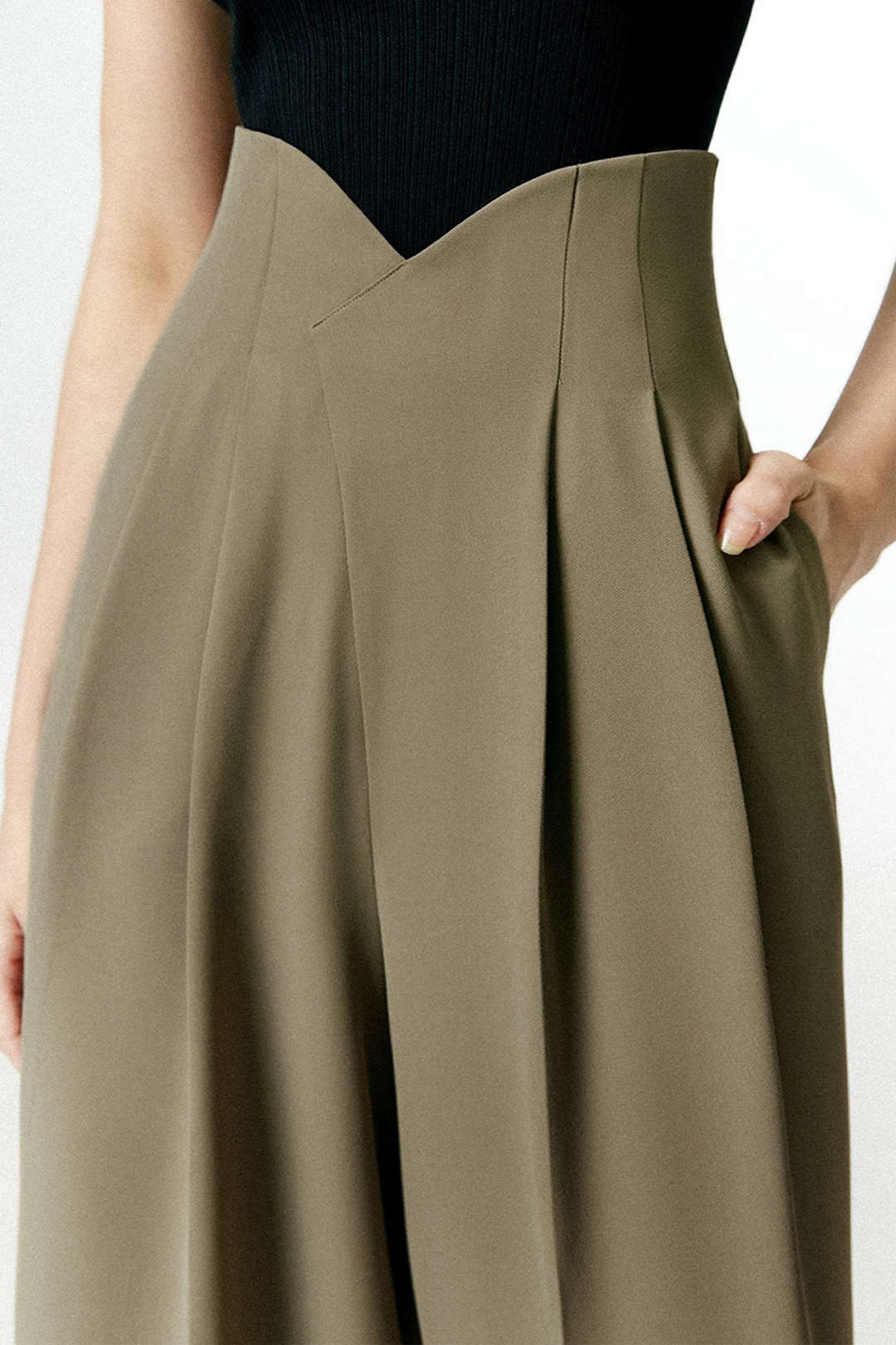 Falty | Faltenreiche asymmetrische weit geschnittene Hose