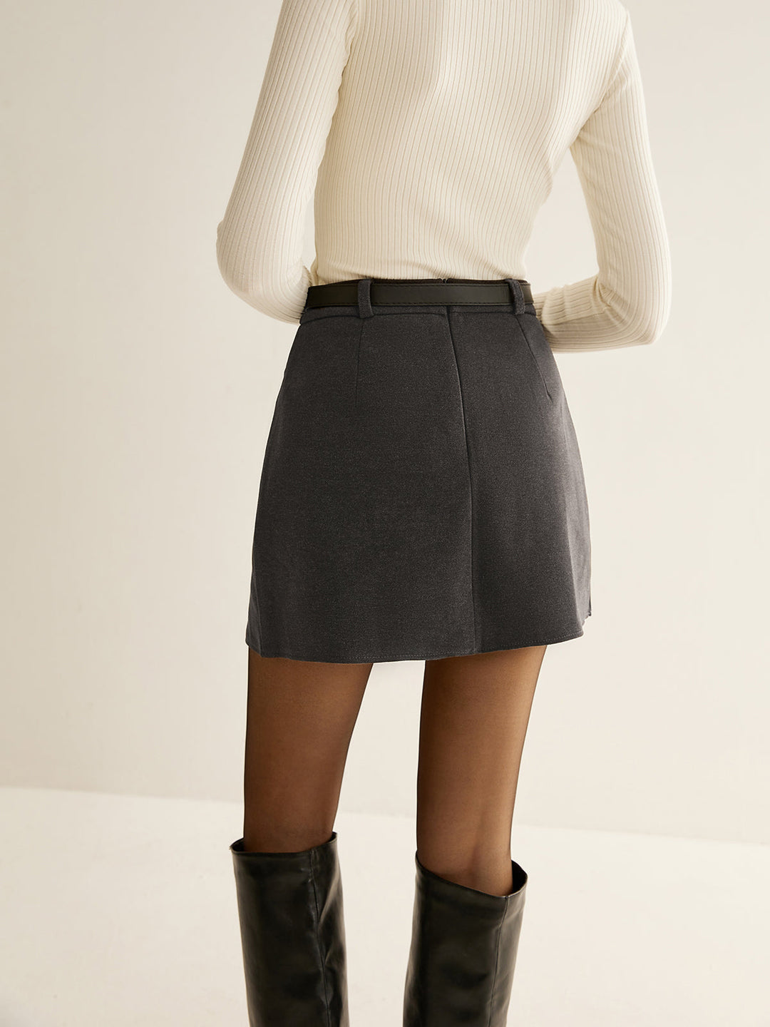 Eleganter gepleaterter Minirock mit Gürtel