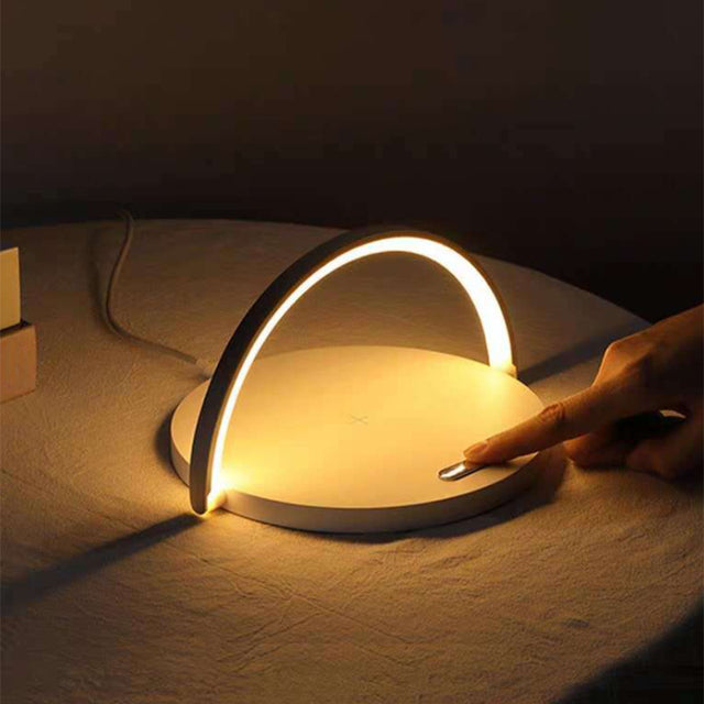Lilly – Stilvolle Schreibtischlampe mit Kabelloser Ladestation