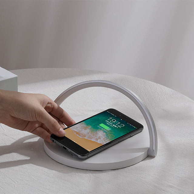 Lilly – Stilvolle Schreibtischlampe mit Kabelloser Ladestation