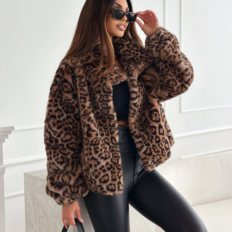 Leo | Flauschiger Kurzmantel mit Leoparden-Print