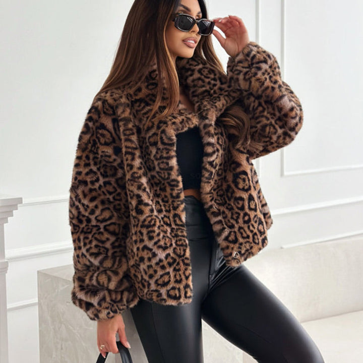 Leo | Flauschiger Kurzmantel mit Leoparden-Print
